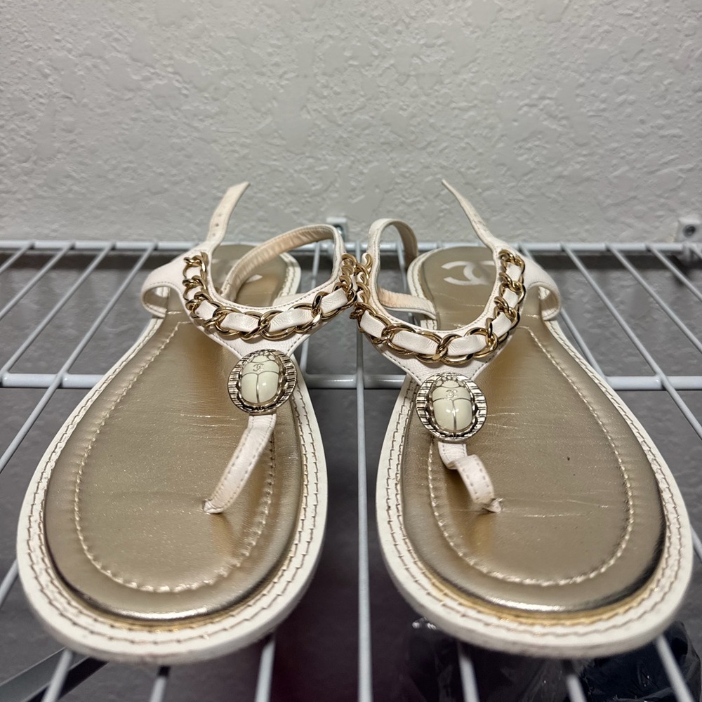 CHANEL White and Gold Chain-Accent Toe-Ring Sandals
